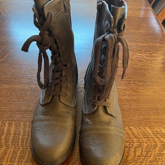 SO Shoes - SO Womens size 8 boots